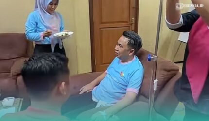 Bupati Jember, Muhammad Fawait, saat sedang diinfus dengan dibersamai sang istri, Gyta Eka Puspita. (Foto: Istimewa).
