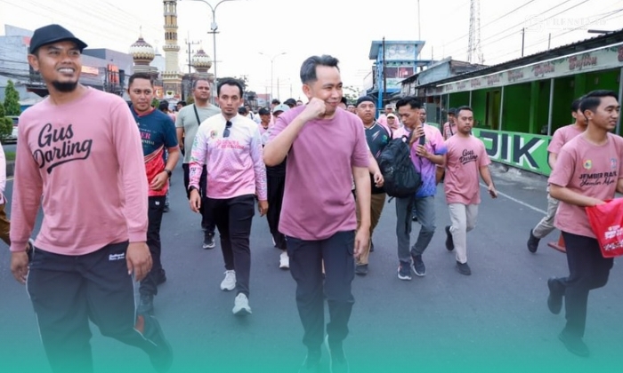 Bupati Jember, Muhammad Fawait (tengah), saat mengikuti kegiatan Tajemtra (Tanggul-Jember Tradisional) (Foto: Istimewa). 
