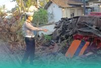 Kondisi mobil Toyota Corolla, pasca tertemper Kereta Api Wijaya Kusuma di Perlintasan Bangsalsari, Jember (Foto: Satlantas Polres Jember). 