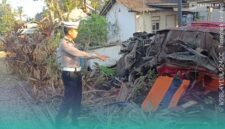 Kondisi mobil Toyota Corolla, pasca tertemper Kereta Api Wijaya Kusuma di Perlintasan Bangsalsari, Jember (Foto: Satlantas Polres Jember). 
