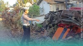 Kondisi mobil Toyota Corolla, pasca tertemper Kereta Api Wijaya Kusuma di Perlintasan Bangsalsari, Jember (Foto: Satlantas Polres Jember). 