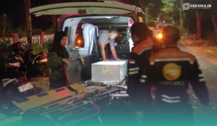 Sejumlah relawan Gus Fawait, saat membantu prosesi pemakaman jenazah PMI asal Kecamatan Arjasa, Jember (Foto: Istimewa).