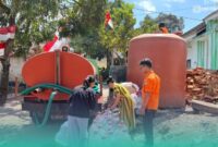 Badan Penanggulangan Bencana Daerah (BPBD) Kabupaten Jember, saat mendistribusikan air di salah satu wilayah yang terdampak kekeringan. (Foto: Humas BPBD Jember). 