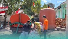 Badan Penanggulangan Bencana Daerah (BPBD) Kabupaten Jember, saat mendistribusikan air di salah satu wilayah yang terdampak kekeringan. (Foto: Humas BPBD Jember). 