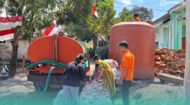 Badan Penanggulangan Bencana Daerah (BPBD) Kabupaten Jember, saat mendistribusikan air di salah satu wilayah yang terdampak kekeringan. (Foto: Humas BPBD Jember). 