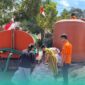 Badan Penanggulangan Bencana Daerah (BPBD) Kabupaten Jember, saat mendistribusikan air di salah satu wilayah yang terdampak kekeringan. (Foto: Humas BPBD Jember). 
