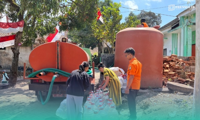 Badan Penanggulangan Bencana Daerah (BPBD) Kabupaten Jember, saat mendistribusikan air di salah satu wilayah yang terdampak kekeringan. (Foto: Humas BPBD Jember). 
