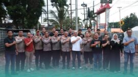 Polres Jember bersama anggota Persatuan Wartawan Indonesia (PWI) Jember setelah melakukan kunjungan  di sekretariat PWI Jember. (Foto: Humas Polres Jember). 
