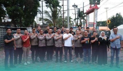 Polres Jember bersama anggota Persatuan Wartawan Indonesia (PWI) Jember setelah melakukan kunjungan di sekretariat PWI Jember. (Foto: Humas Polres Jember).