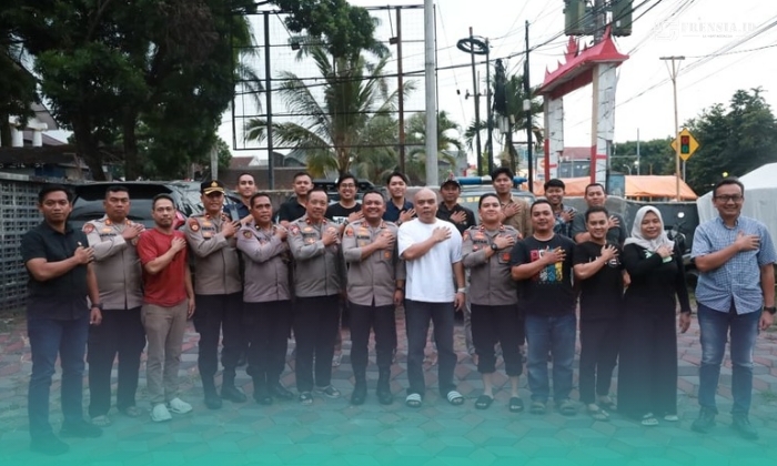Polres Jember bersama anggota Persatuan Wartawan Indonesia (PWI) Jember setelah melakukan kunjungan  di sekretariat PWI Jember. (Foto: Humas Polres Jember). 