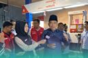 Bupati Jember, Muhammad Fawait, saat meninjau salah satu antrean BBM di SPBU (Foto: Dinas Kominfo Jember). 