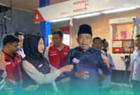 Bupati Jember, Muhammad Fawait, saat meninjau salah satu antrean BBM di SPBU (Foto: Sigit/Frensia).