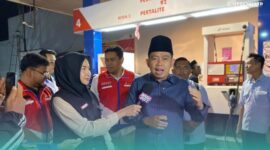 Bupati Jember, Muhammad Fawait, saat meninjau salah satu antrean BBM di SPBU (Foto: Sigit/Frensia). 
