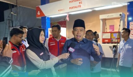 Bupati Jember, Muhammad Fawait, saat meninjau salah satu antrean BBM di SPBU (Foto: Dinas Kominfo Jember).