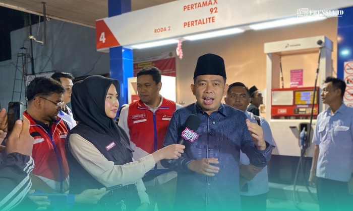 Bupati Jember, Muhammad Fawait, saat meninjau salah satu antrean BBM di SPBU (Foto: Dinas Kominfo Jember). 