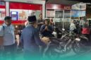 Bupati Jember, Muhammad Fawait saat membagikan makanan pada warga yang sedang antre mengisi bahan bakar minyak (BBM) di salah satu SPBU. (Foto: Dinas Kominfo Jember). 
