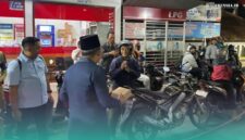 Bupati Jember, Muhammad Fawait saat membagikan makanan pada warga yang sedang antre mengisi bahan bakar minyak (BBM) di salah satu SPBU. (Foto: Dinas Kominfo Jember). 
