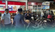 Bupati Jember Bagikan Makanan ke Warga saat Tinjau Antrean BBM di SPBU
