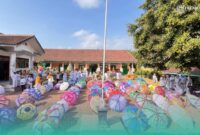 Sejumlah Wali Murid, Siswa, Guru dari SDN Patemon 02, Kecamatan Tanggul, Jember saat menggelar Ancak Agung dalam peringatan maulid (Foto: Istimewa). 