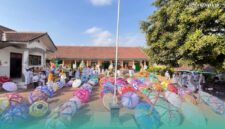 Sejumlah Wali Murid, Siswa, Guru dari SDN Patemon 02, Kecamatan Tanggul, Jember saat menggelar Ancak Agung dalam peringatan maulid (Foto: Istimewa). 