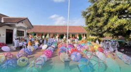 Sejumlah Wali Murid, Siswa, Guru dari SDN Patemon 02, Kecamatan Tanggul, Jember saat menggelar Ancak Agung dalam peringatan maulid (Foto: Istimewa). 