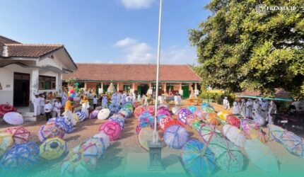 Sejumlah Wali Murid, Siswa, Guru dari SDN Patemon 02, Kecamatan Tanggul, Jember saat menggelar Ancak Agung dalam peringatan maulid (Foto: Istimewa).