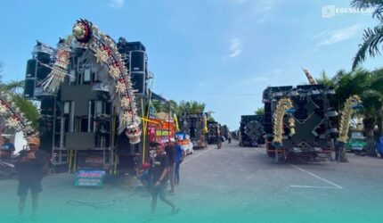 Puluhan sound horeg saat memadati kawasan lokasi wisata Dira Kafe, Kecamatan Kencong, Jember. (Foto: Istimewa).