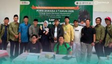 Kontingen UIN KHAS Jember, bersama peserta pemenang Juara 1 Lomba Musabaqah Qiroatul Kutub (MQK) di PORSI JAWARA II 2026 (Foto: Humas UIN KHAS). 