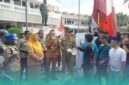 Massa aksi Gerakan Mahasiswa Nasional  Indonesia (GMNI) bersama pedagang saat bertemu pihak Pemkab Jember saat demonstrasi. (Foto: David). 