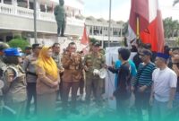 Massa aksi Gerakan Mahasiswa Nasional  Indonesia (GMNI) bersama pedagang saat bertemu pihak Pemkab Jember saat demonstrasi. (Foto: David). 
