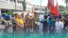 Massa aksi Gerakan Mahasiswa Nasional  Indonesia (GMNI) bersama pedagang saat bertemu pihak Pemkab Jember saat demonstrasi. (Foto: David). 