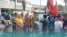 Massa aksi Gerakan Mahasiswa Nasional  Indonesia (GMNI) bersama pedagang saat bertemu pihak Pemkab Jember saat demonstrasi. (Foto: David). 