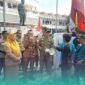 Massa aksi Gerakan Mahasiswa Nasional  Indonesia (GMNI) bersama pedagang saat bertemu pihak Pemkab Jember saat demonstrasi. (Foto: David). 