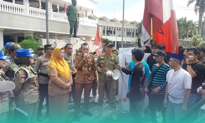 Massa aksi Gerakan Mahasiswa Nasional  Indonesia (GMNI) bersama pedagang saat bertemu pihak Pemkab Jember saat demonstrasi. (Foto: David). 