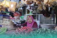 Salah satu pedagang yang berada di lantai 2 Pasar Tanjung, Luluk Maesaroh. (Foto: Fadli/Frensia). 
