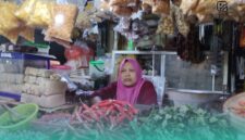 Salah satu pedagang yang berada di lantai 2 Pasar Tanjung, Luluk Maesaroh. (Foto: Fadli/Frensia).