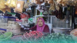 Salah satu pedagang yang berada di lantai 2 Pasar Tanjung, Luluk Maesaroh. (Foto: Fadli/Frensia). 