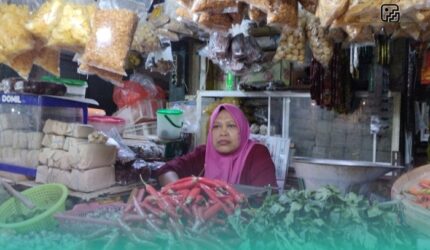Salah satu pedagang yang berada di lantai 2 Pasar Tanjung, Luluk Maesaroh. (Foto: Fadli/Frensia).