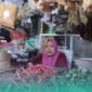 Salah satu pedagang yang berada di lantai 2 Pasar Tanjung, Luluk Maesaroh. (Foto: Fadli/Frensia). 