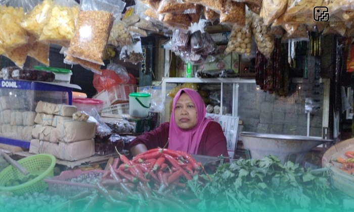 Salah satu pedagang yang berada di lantai 2 Pasar Tanjung, Luluk Maesaroh. (Foto: Fadli/Frensia). 