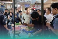 Bupati Jember, Muhammad Fawait, saat melakukan kunjungan ke pedagang Pasar Tanjung, Jember. (Foto: Fadli/Frensia). 