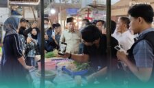 Bupati Jember, Muhammad Fawait, saat melakukan kunjungan ke pedagang Pasar Tanjung, Jember. (Foto: Fadli/Frensia).