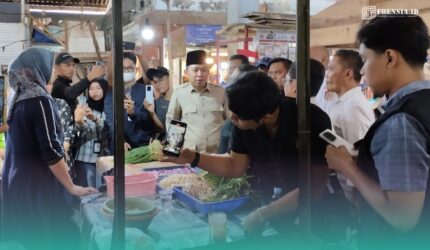 Bupati Jember, Muhammad Fawait, saat melakukan kunjungan ke pedagang Pasar Tanjung, Jember. (Foto: Fadli/Frensia).