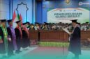 Plt. Rektor UIN KHAS Jember, Prof. Dr. Phil. Sahiron, saat mengukuhkan 4 guru besar di Gedung Kuliah Terpadu (GKT). (Foto: Fadli/Frensia).  