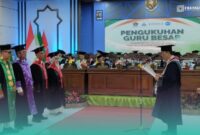 Plt. Rektor UIN KHAS Jember, Prof. Dr. Phil. Sahiron, saat mengukuhkan 4 guru besar di Gedung Kuliah Terpadu (GKT). (Foto: Fadli/Frensia).  