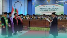 Plt. Rektor UIN KHAS Jember, Prof. Dr. Phil. Sahiron, saat mengukuhkan 4 guru besar di Gedung Kuliah Terpadu (GKT). (Foto: Fadli/Frensia).  