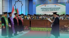 Plt. Rektor UIN KHAS Jember, Prof. Dr. Phil. Sahiron, saat mengukuhkan 4 guru besar di Gedung Kuliah Terpadu (GKT). (Foto: Fadli/Frensia).  