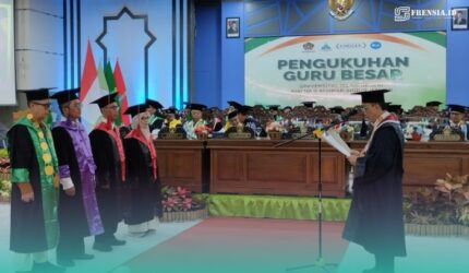 Plt. Rektor UIN KHAS Jember, Prof. Dr. Phil. Sahiron, saat mengukuhkan 4 guru besar di Gedung Kuliah Terpadu (GKT). (Foto: Fadli/Frensia).
