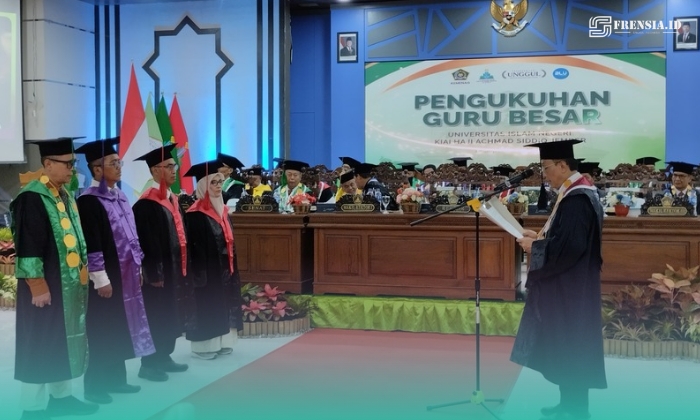 Plt. Rektor UIN KHAS Jember, Prof. Dr. Phil. Sahiron, saat mengukuhkan 4 guru besar di Gedung Kuliah Terpadu (GKT). (Foto: Fadli/Frensia).  