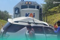 Kereta Ijen Express saat menabrak Mobil Toyota Fortuner (Foto: Kiriman warga setempat). 